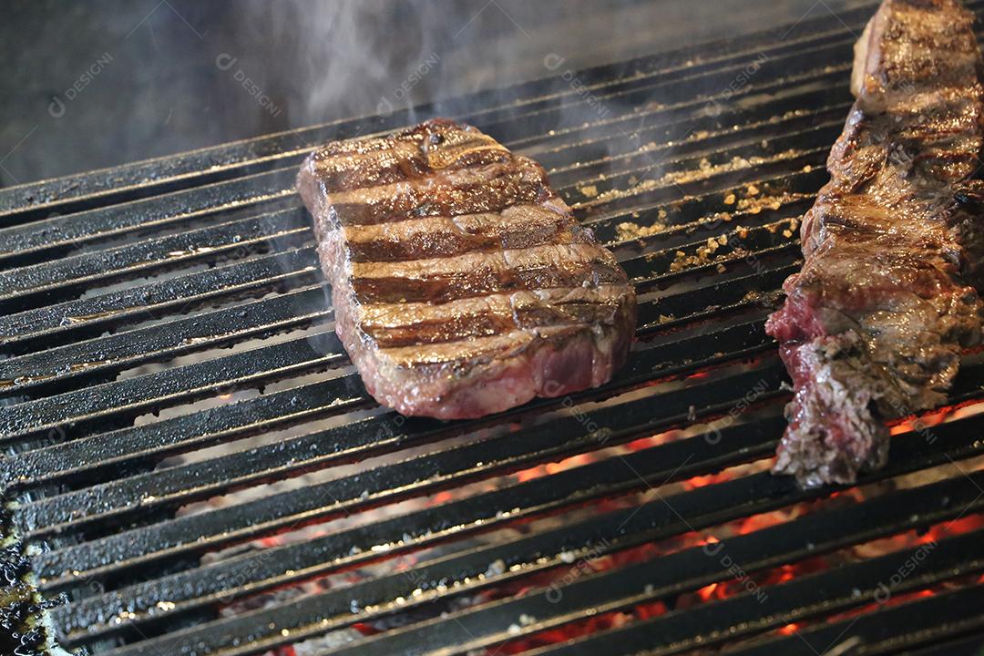 Costela curta ou Rib Premium. Bife grelhado em Parrilla argentina com marcas de grelhado no churrasco. Comida brasileira JPG