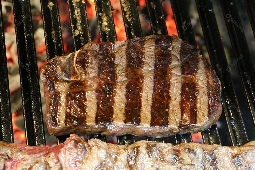 Costela curta ou Rib Premium. Bife grelhado em Parrilla argentina com marcas de grelhado no churrasco. Comida brasileira JPG