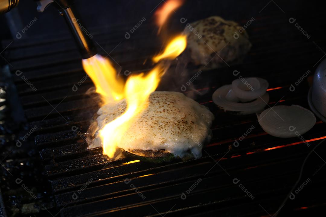 queijo sendo flanched no churrasco JPG