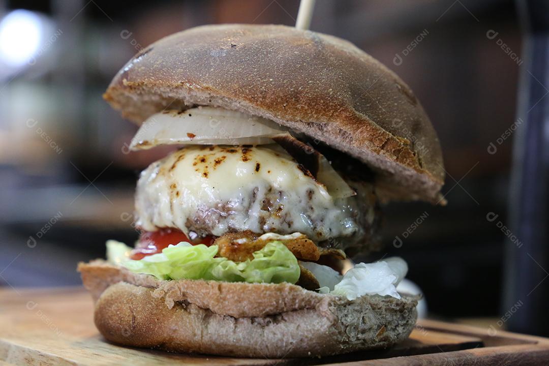 Hambúrguer de queijo com queijo, tomate e pão feito em churrasqueira JPG