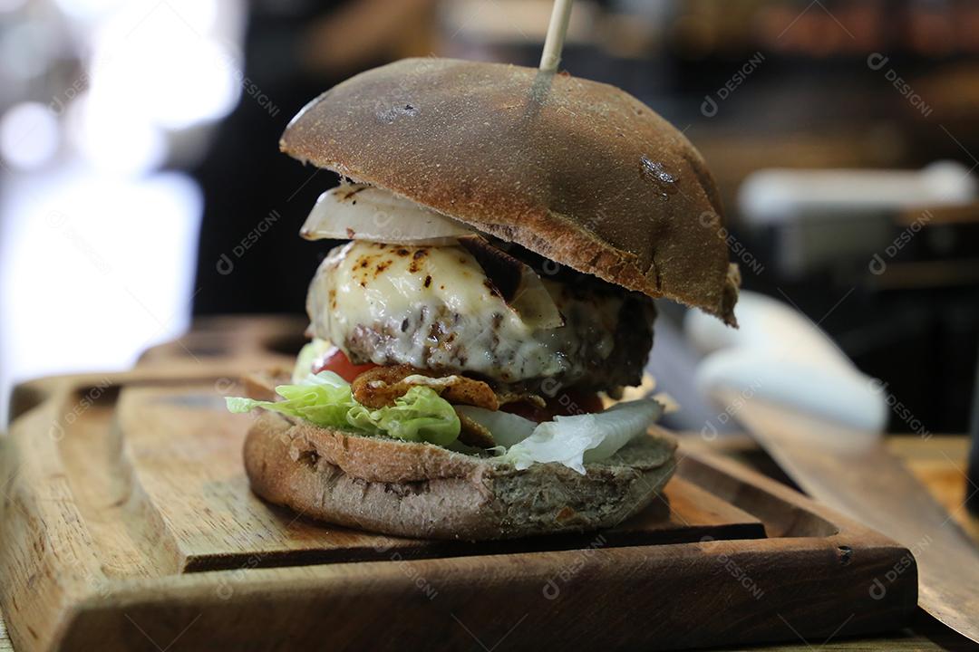 Hambúrguer de queijo com queijo, tomate e pão feito em churrasqueira JPG