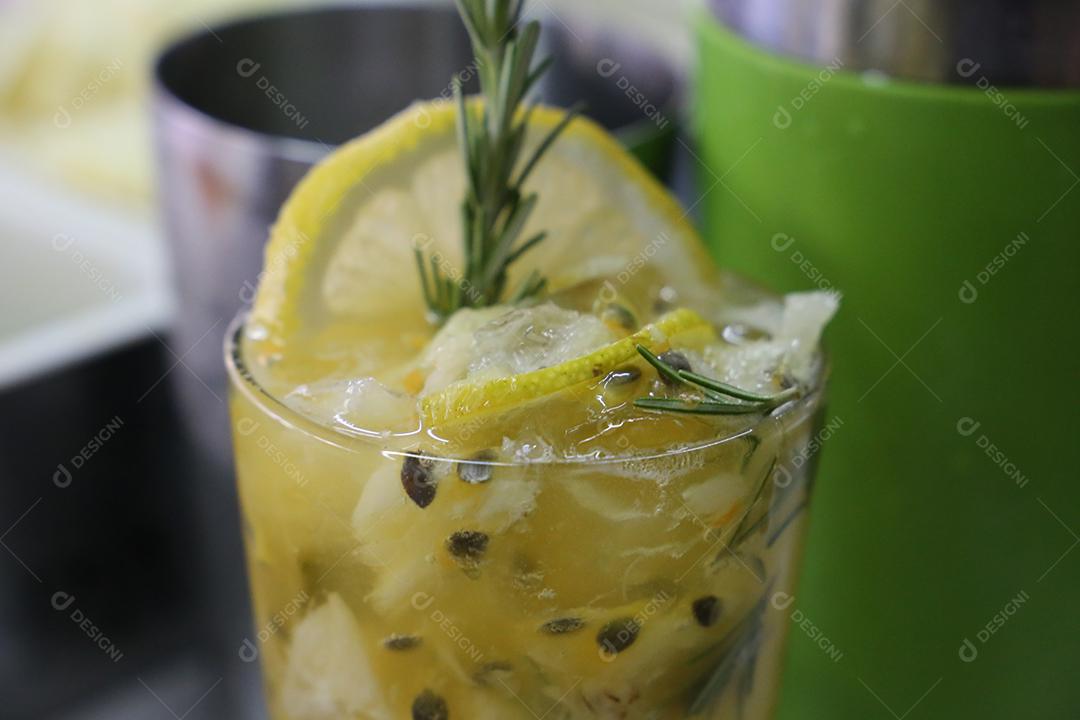 copo de caipirinha de limão com hortelã e semente de zimbro. Bebida brasileira JPG