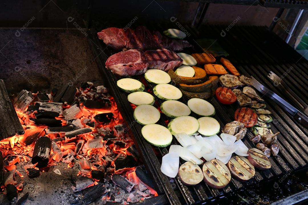 grelhado cheio de carnes, salsichas, cebolas e bifes JPG
