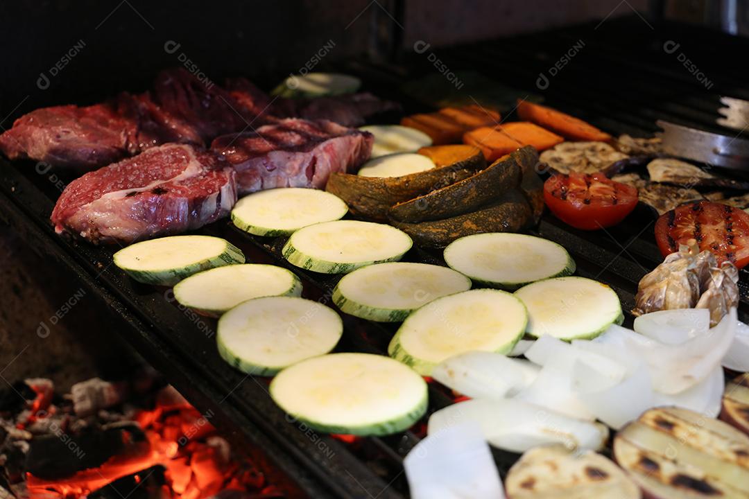 grelhado cheio de carnes, salsichas, cebolas e bifes JPG