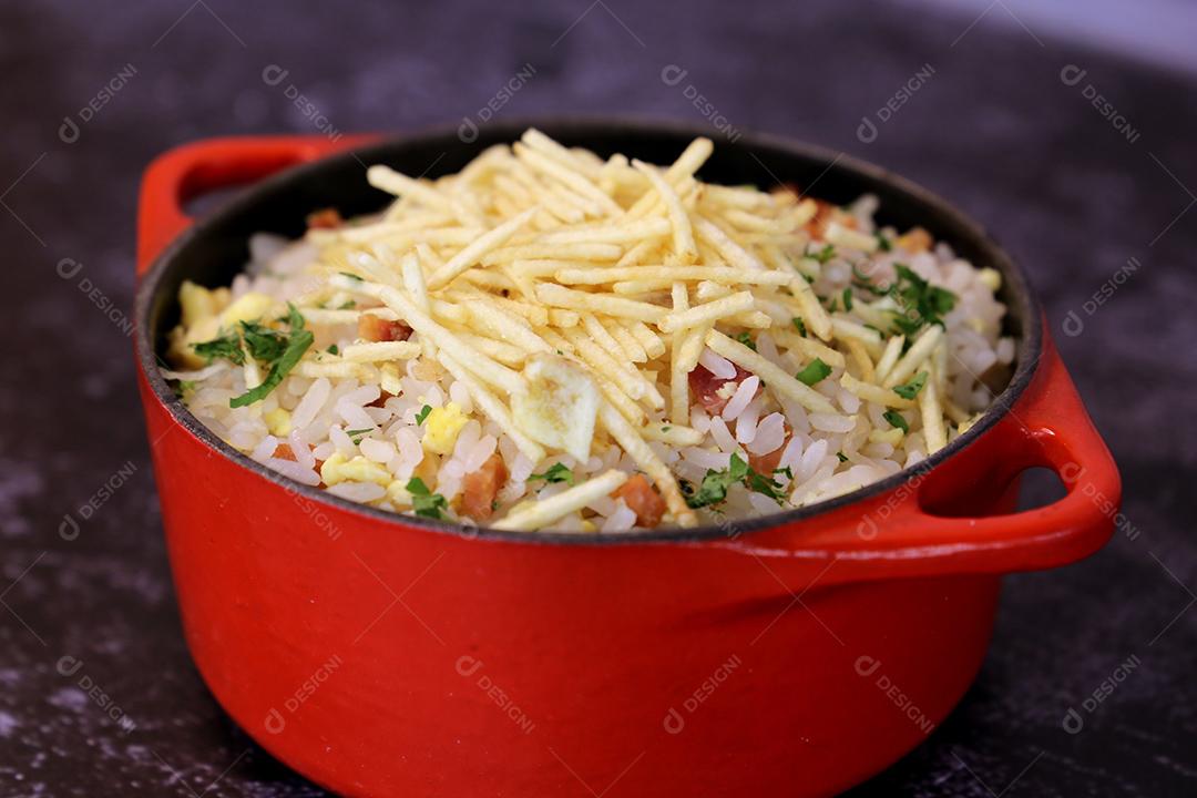 Biro-Biro. Comida brasileira de arroz em churrasco. Com batata e bacon. Belos potes e fundo JPG