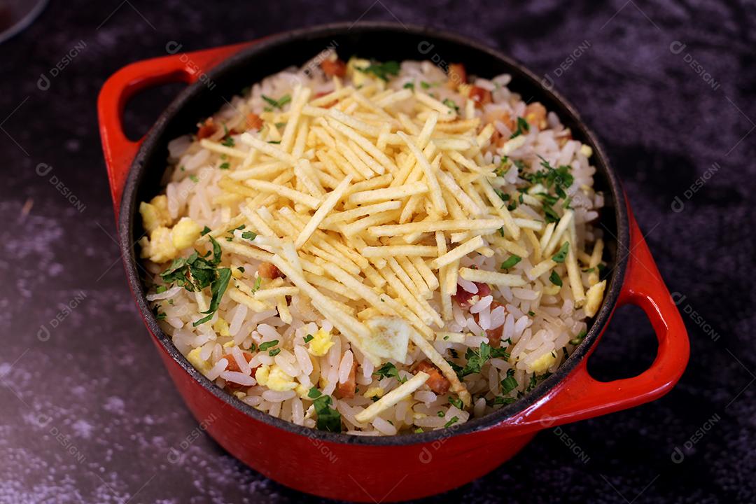 Biro-Biro. Comida brasileira de arroz em churrasco. Com batata e bacon. Belos potes e fundo JPG