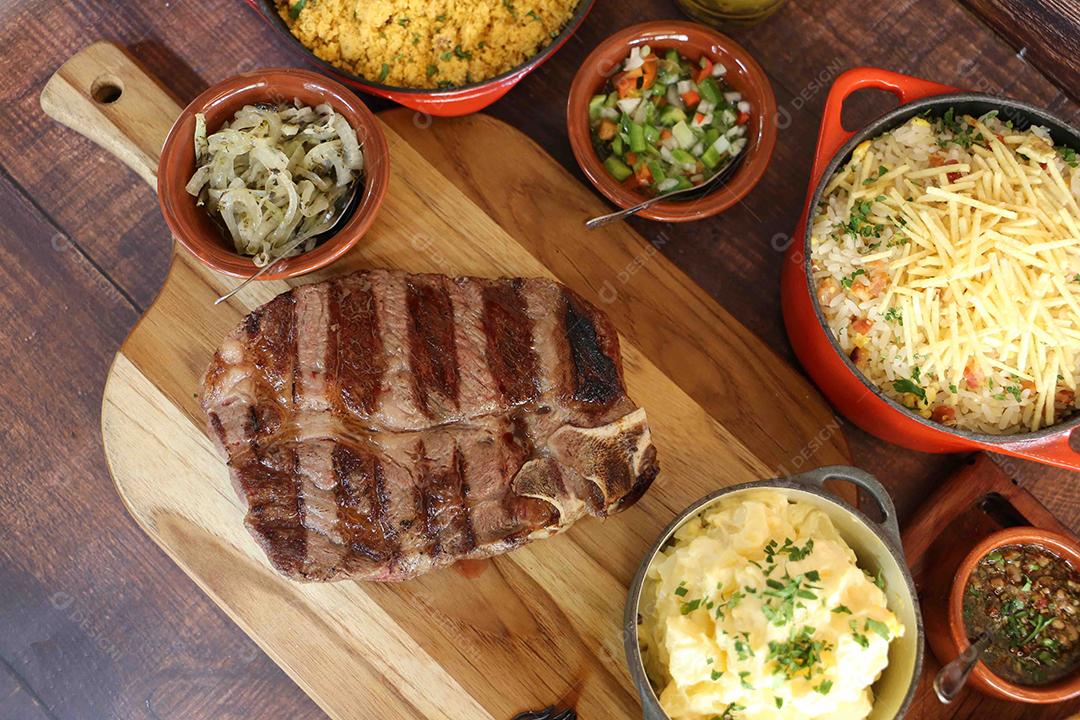 Costela curta ou Rib Premium. Bife grelhado em Parrilla argentina com marcas de grelha em uma tábua de madeira ao fundo. Comida brasileira JPG