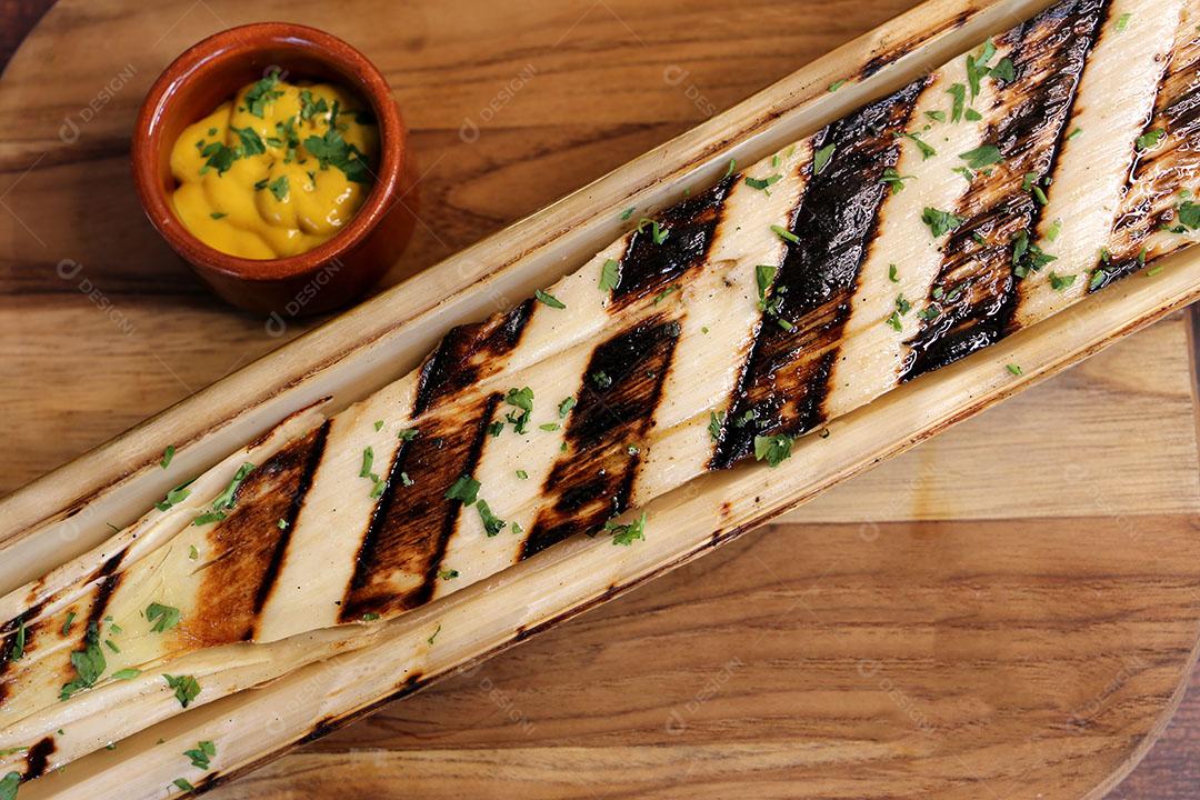 Foto Belos Palmitos Inteiros Com Marcas de Churrasco Faca Lado e Molho de Mostarda
