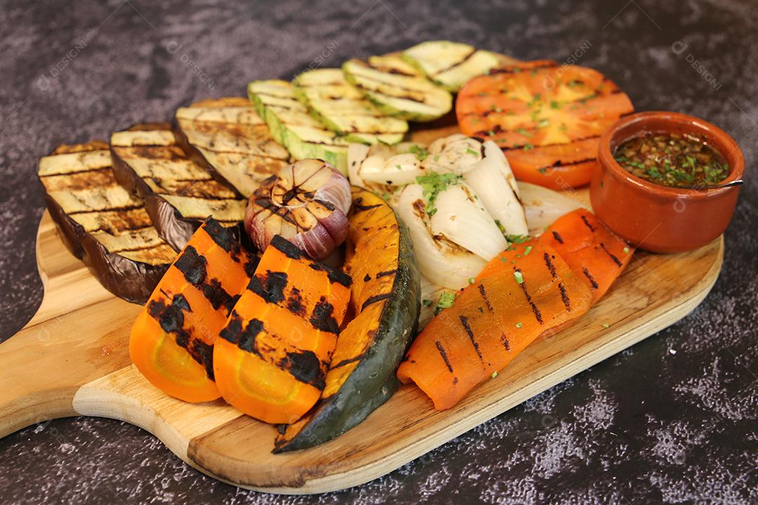 Comida brasileira. Coração de palmeira, abóbora e legumes grelhados no churrasco JPG