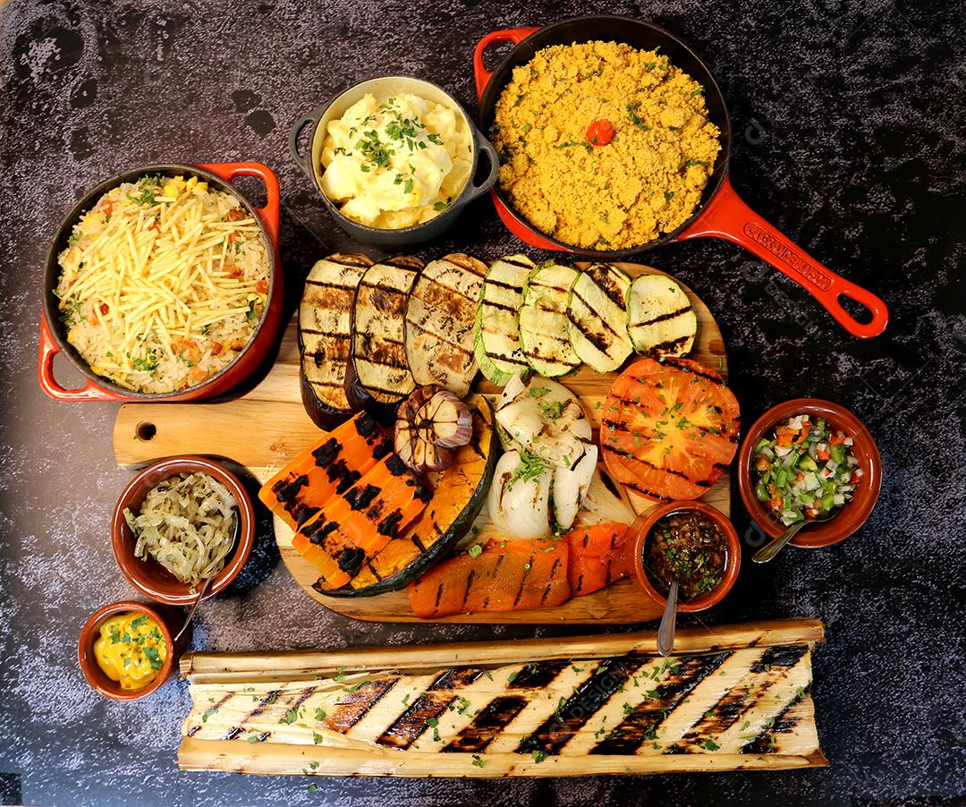 Comida brasileira. Coração de palmeira, abóbora e legumes grelhados no churrasco JPG