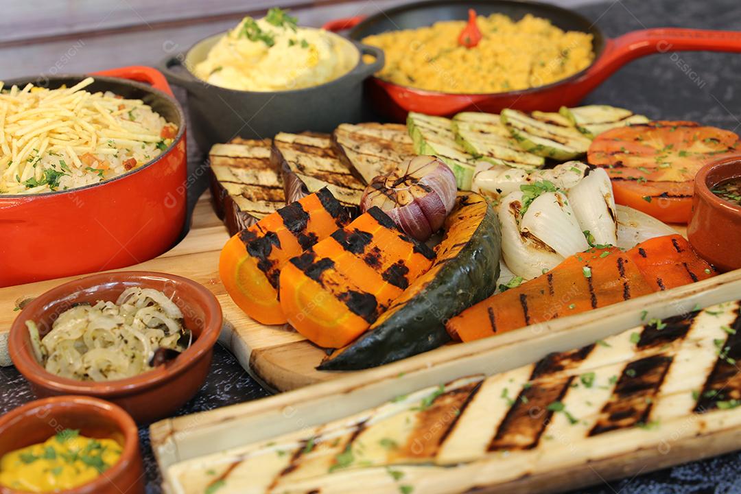 Comida brasileira. Coração de palmeira, abóbora e legumes grelhados no churrasco JPG