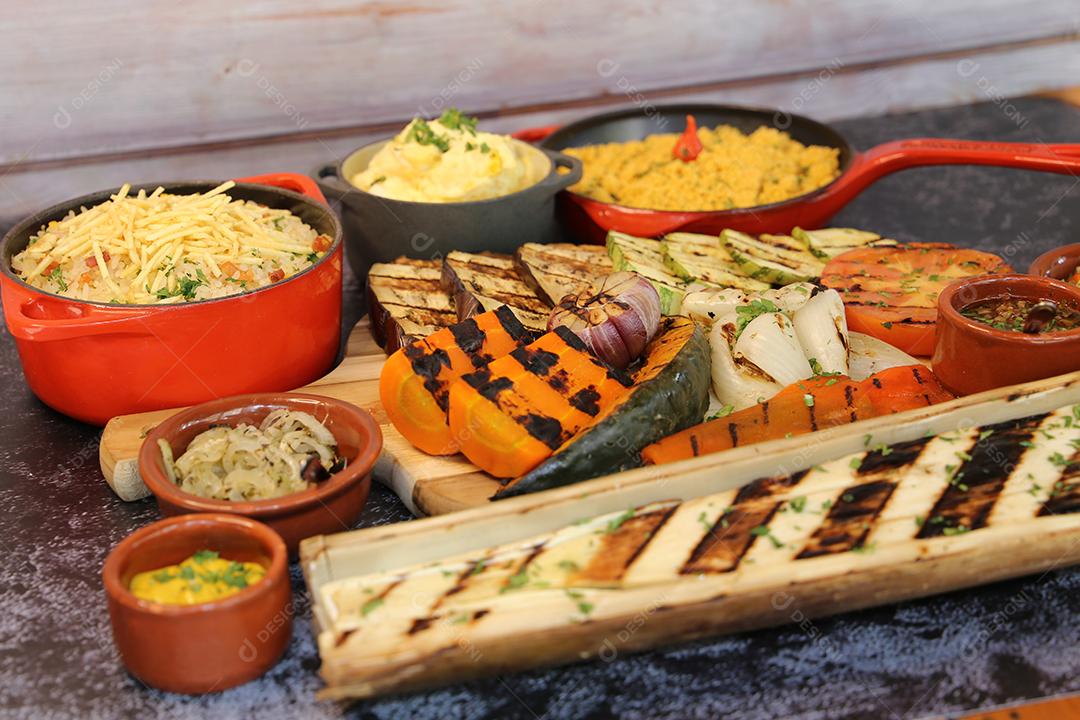 Comida brasileira. Coração de palmeira, abóbora e legumes grelhados no churrasco JPG