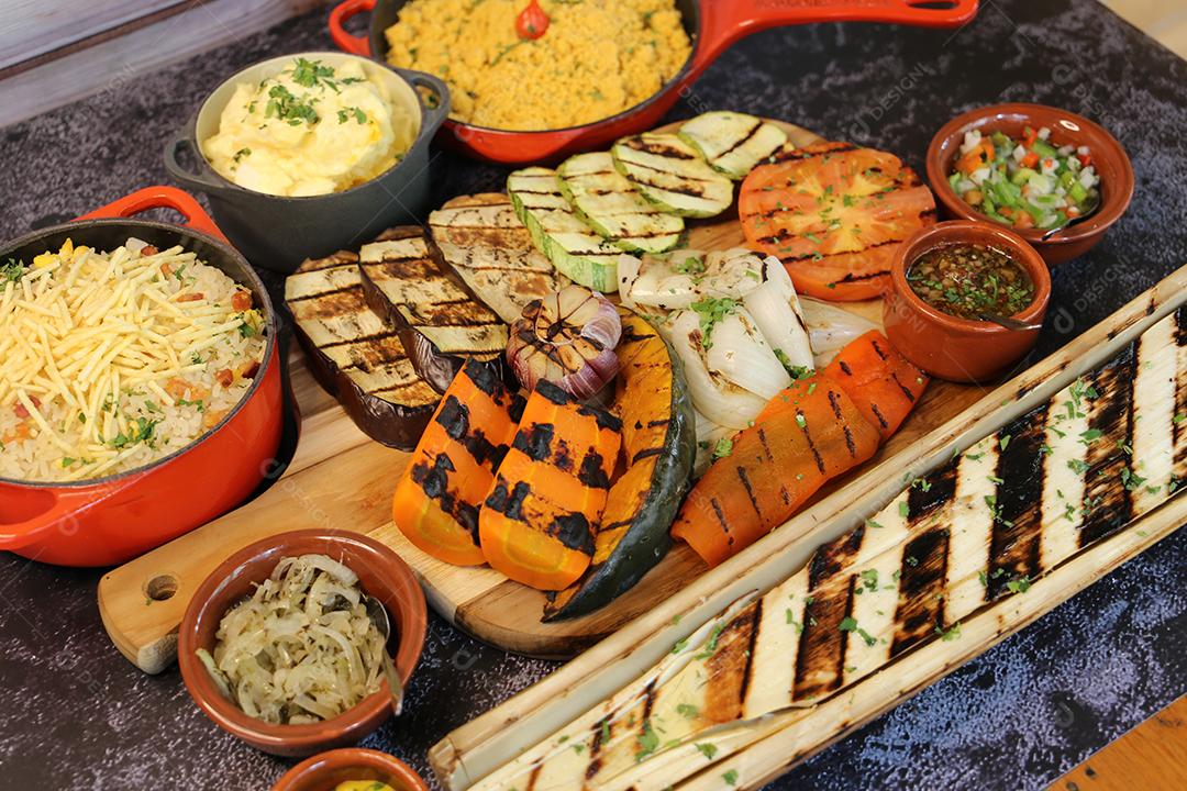 Comida brasileira. Coração de palmeira, abóbora e legumes grelhados no churrasco JPG