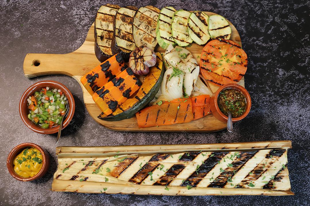 Comida brasileira. Coração de palmeira, abóbora e legumes grelhados no churrasco JPG