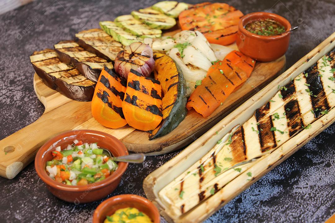 Comida brasileira Coração de palmeira abóbora legumes grelhados no churrasco JPG