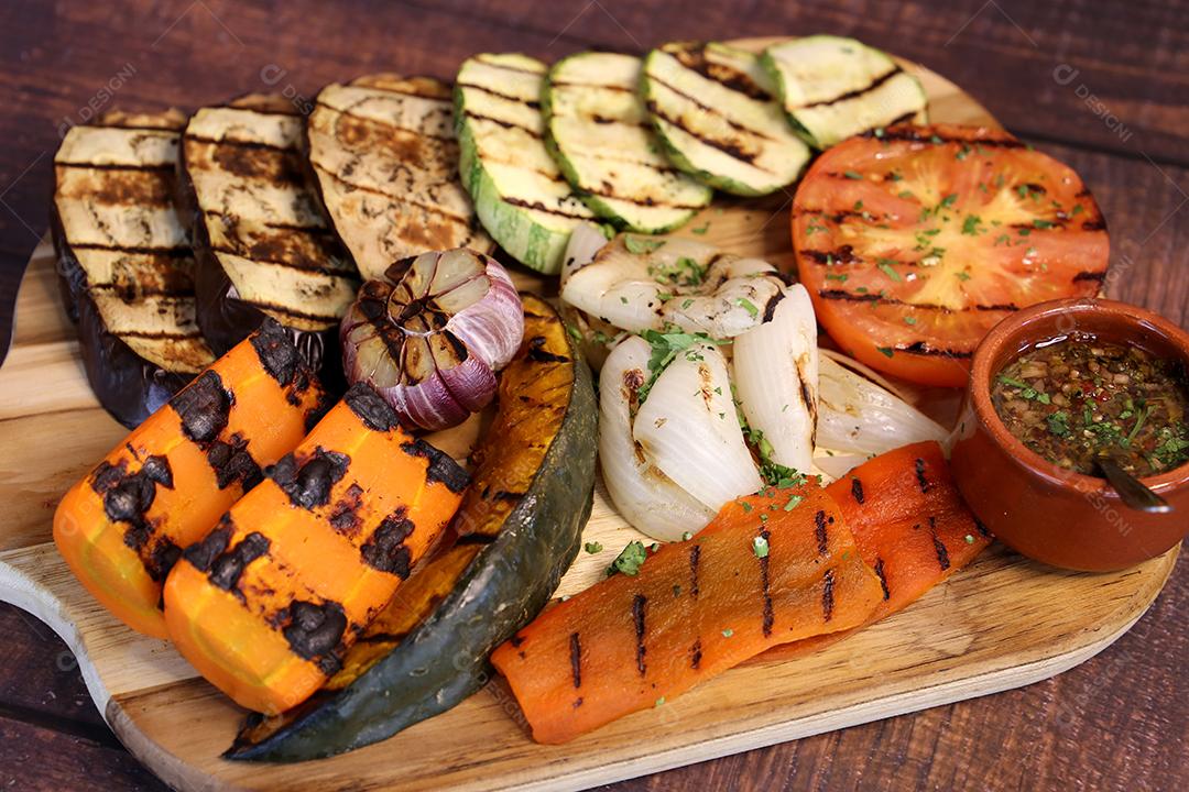 mesa com muitos legumes grelhados no churrasco. Berinjela, abobrinha, tomate, abóbora JPG