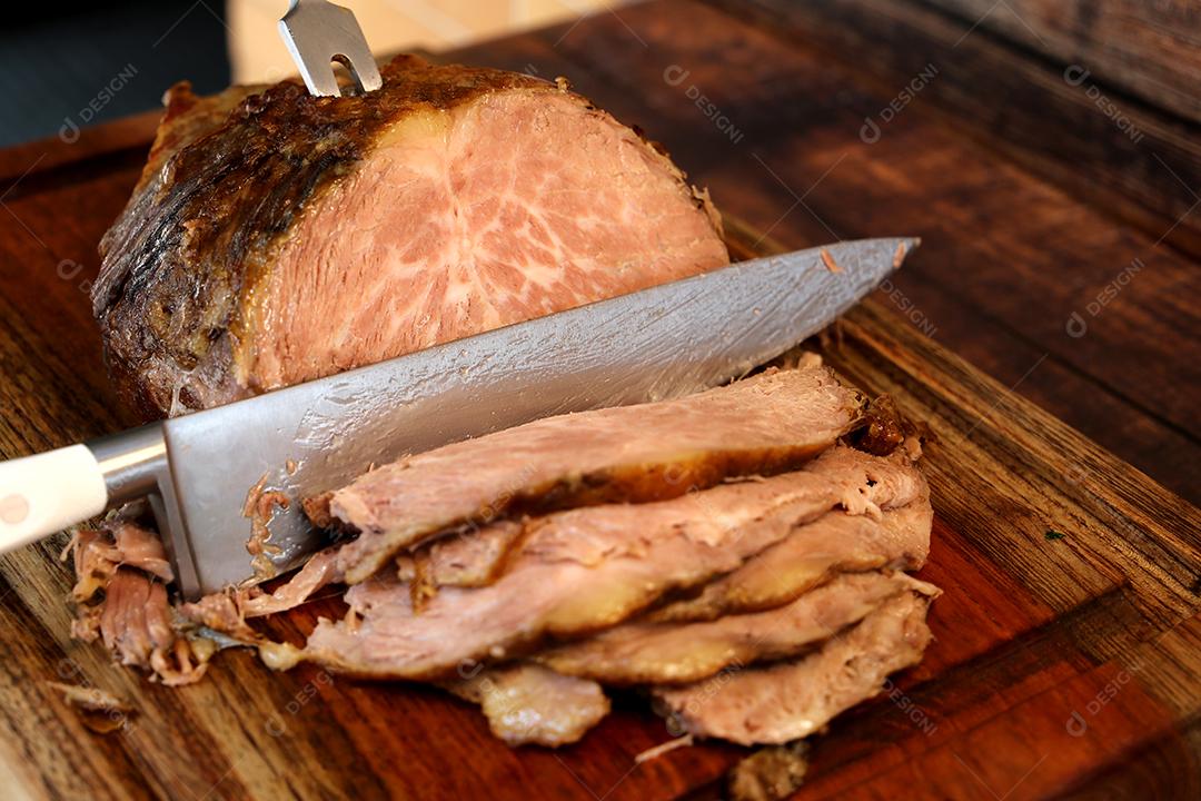 Cupim ou Cupim. Tradicional cordão brasileiro de boi Nelore cortado sob uma tábua de madeira com uma faca de churrasco JPG