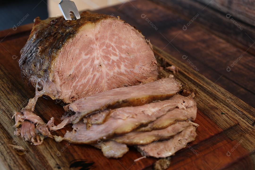 Cupim ou Cupim. Tradicional cordão brasileiro de boi Nelore cortado sob uma tábua de madeira com uma faca de churrasco JPG