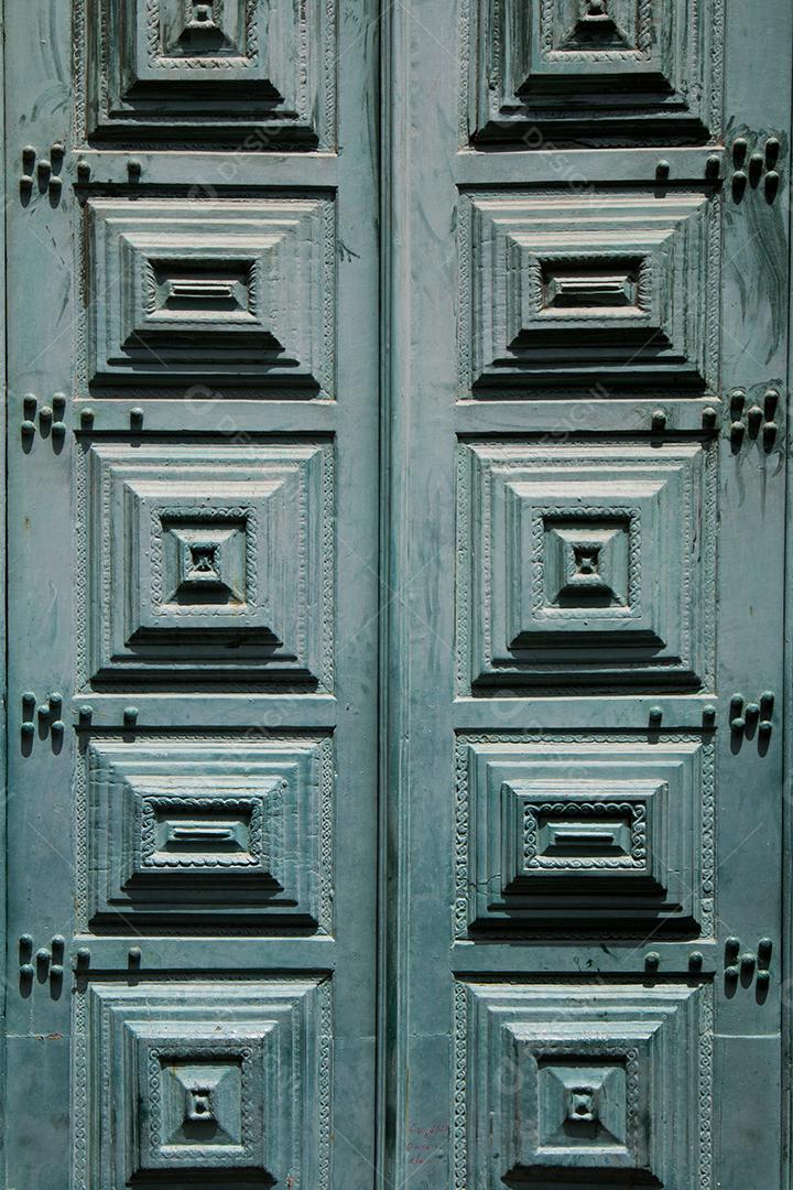 Velha porta verde de madeira com slots Imagem JPG