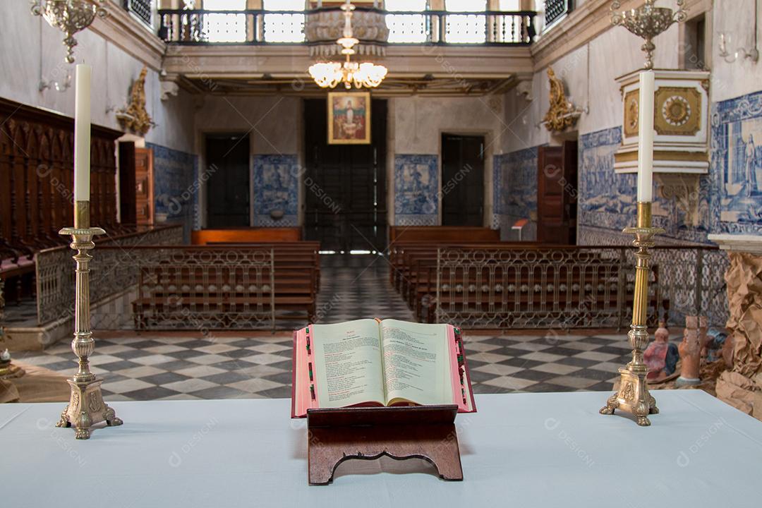 Bíblia aberta no altar da igreja Imagem JPG