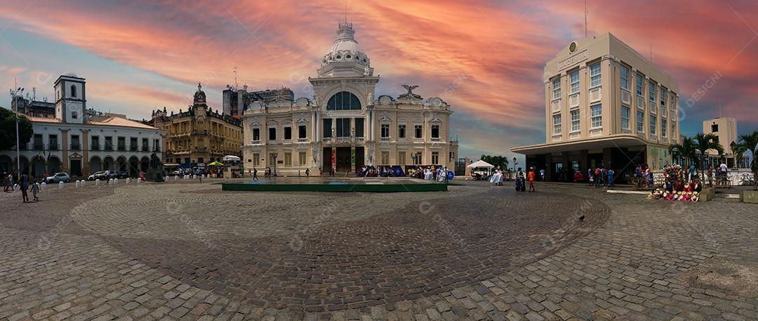 Foto panorâmica da praça em frente ao elevador lacerda em salvador bahia brasil