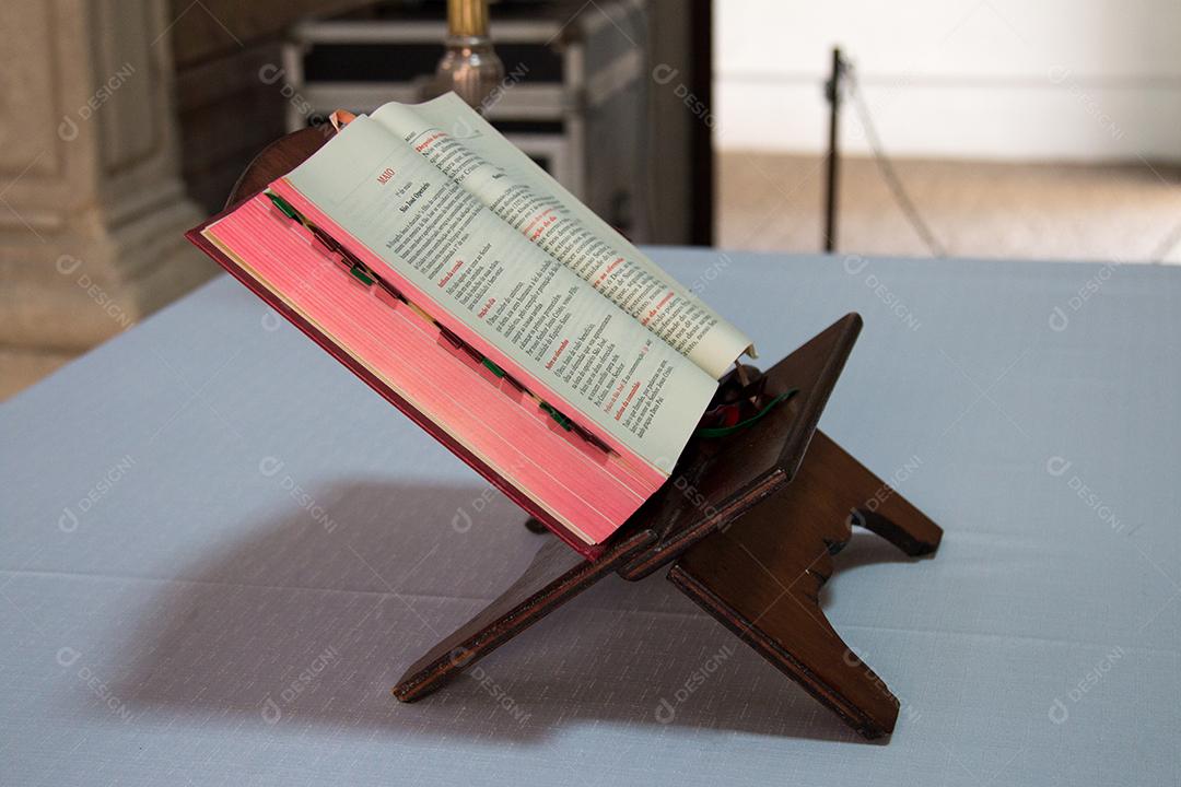 Bíblia aberta no altar da igreja Imagem JPG