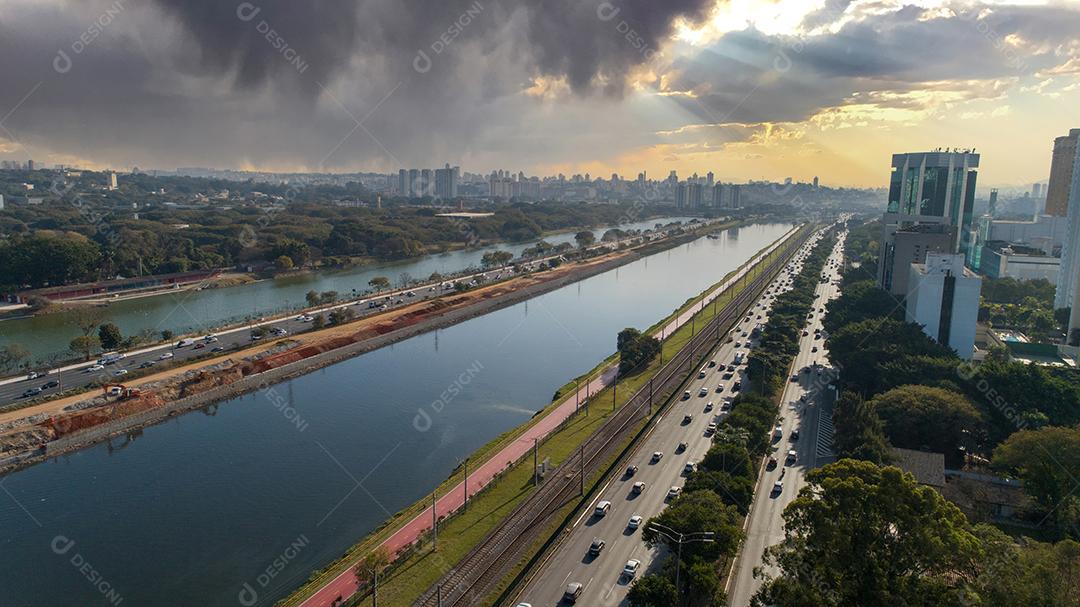 Vista da Marginal Pinheiros com o rio Pinheiros e prédios modernos em São Paulo JPG