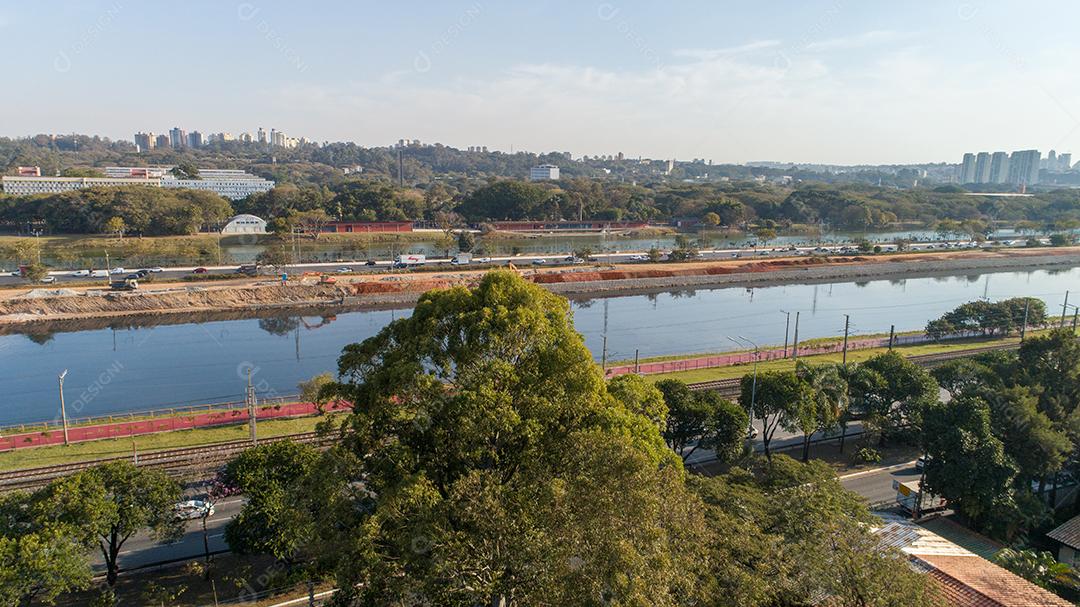 Vista da Marginal Pinheiros com o rio Pinheiros e prédios modernos em São Paulo JPG