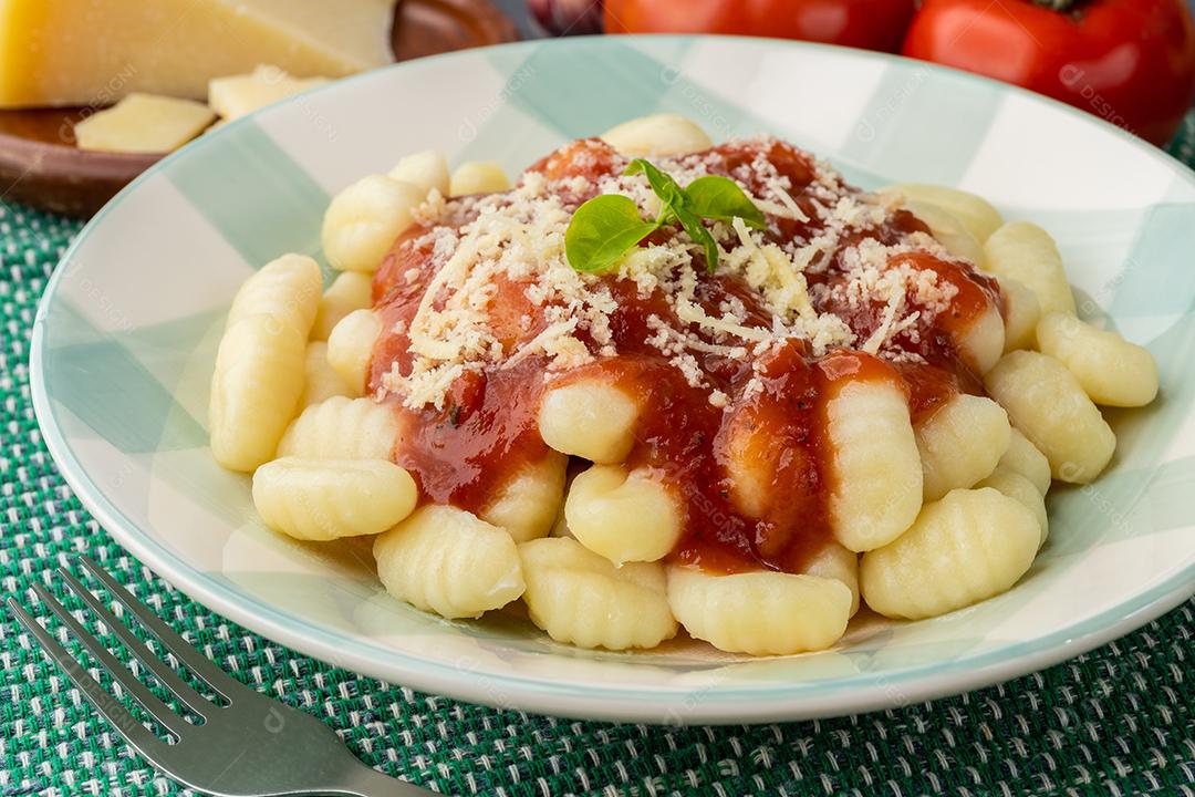Nhoque de macarrão italiano em um prato com molho de tomate, manjericão JPG