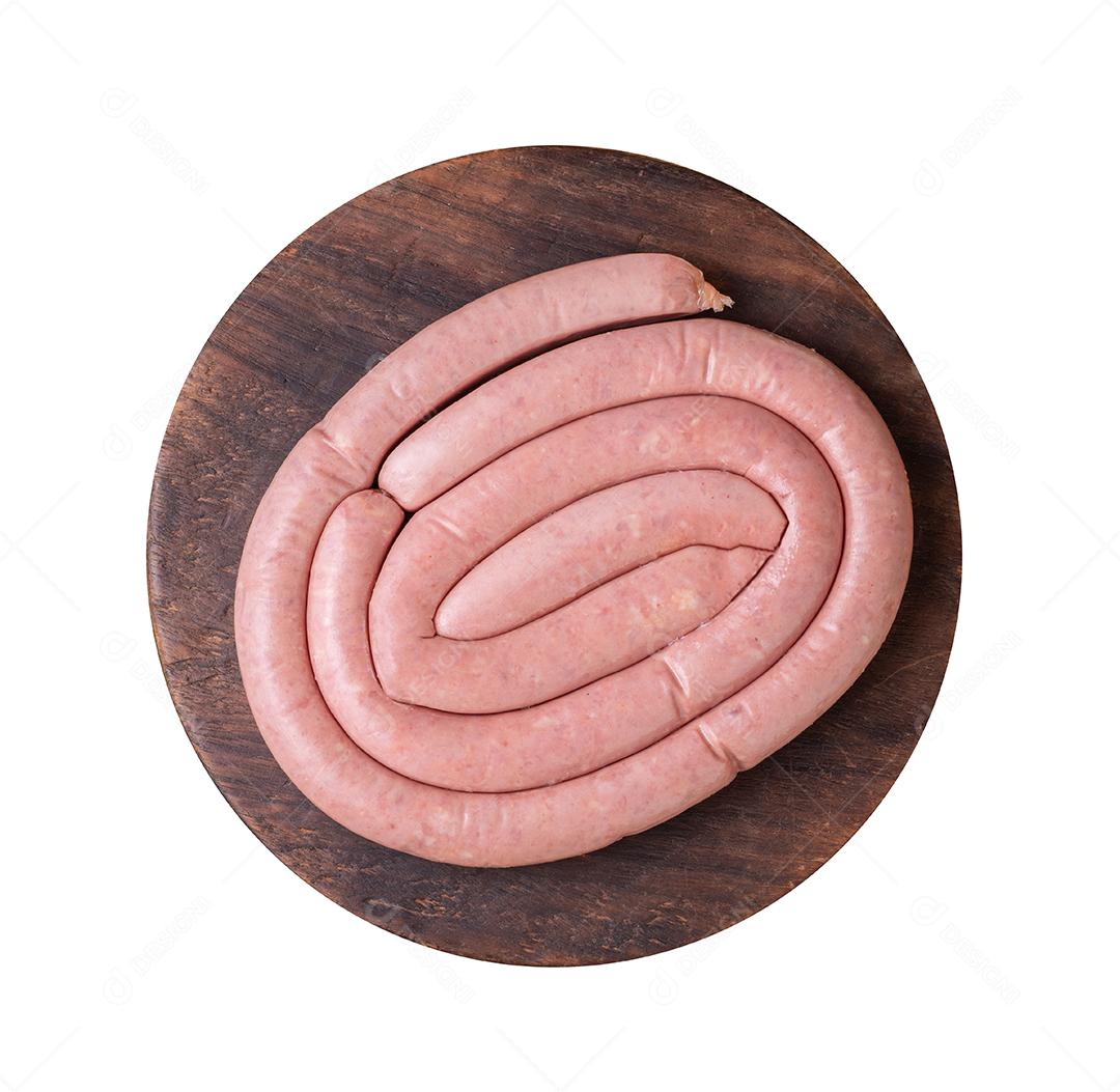 Salsicha de porco crua em uma placa de madeira isolada sobre fundo branco