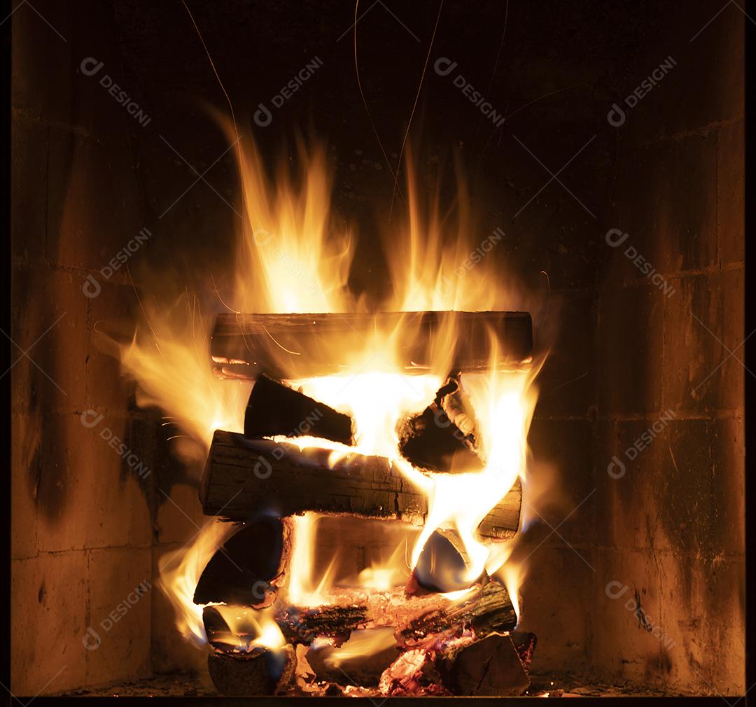 Closeup de lareira de tijolos com queima de madeira e carvão e faíscas