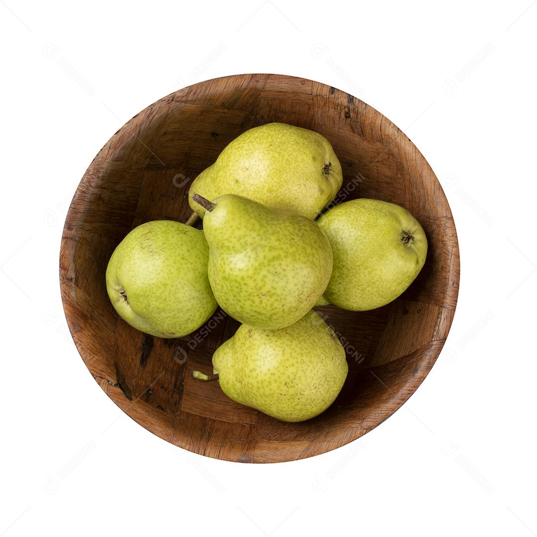 Peras verdes em uma tigela isolada sobre fundo branco