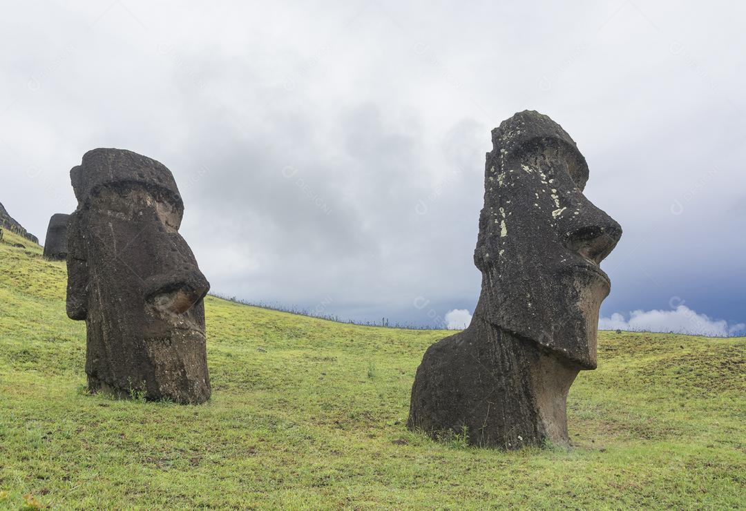 Moais em Rano Raraku, Ilha de Páscoa, Rapa Nui.