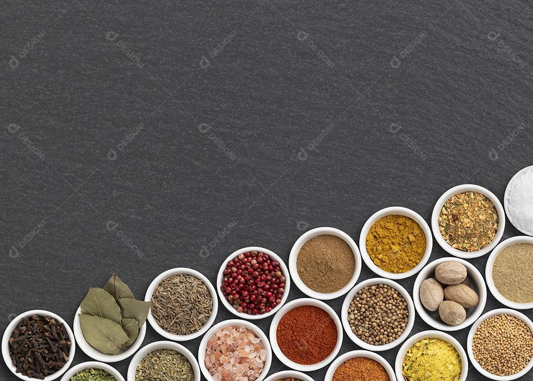Temperos variados e ervas sobre fundo de pedra