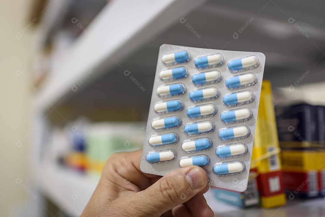 Comprimidos No Pacote Mão Segurando Pílulas Em Uma Farmácia