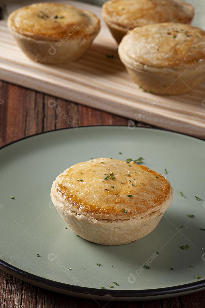 Aperitivo típico da culinária brasileira chamado Empada de Camarão JPG