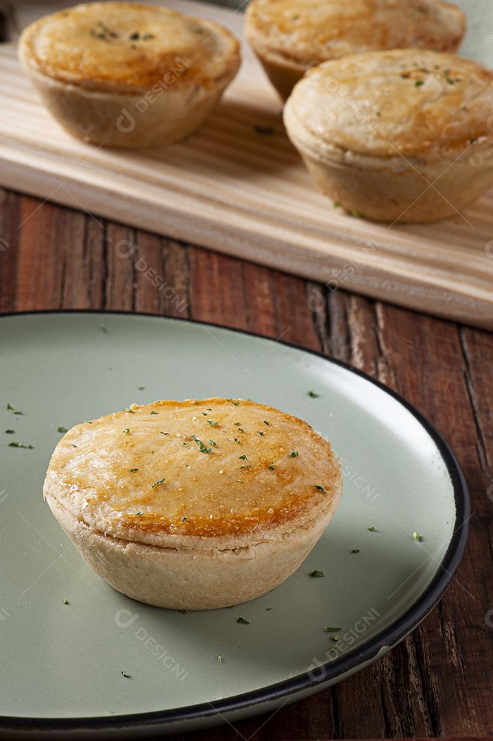 Aperitivo típico da culinária brasileira chamado Empada de Camarão JPG