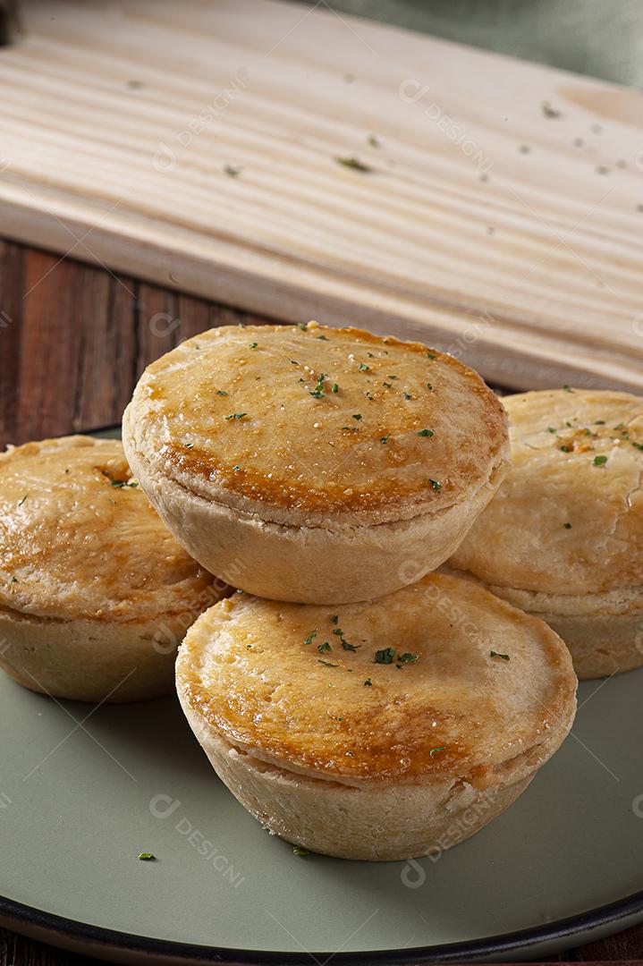 Aperitivo típico da culinária brasileira chamado Empada de Camarão JPG