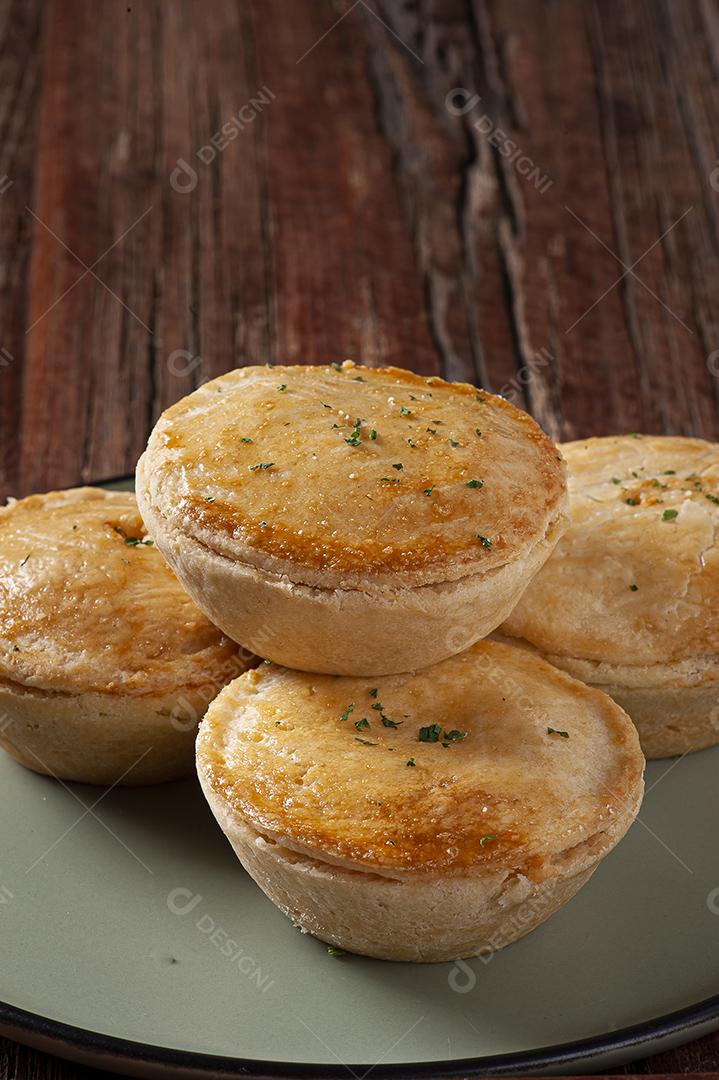 Aperitivo típico da culinária brasileira chamado Empada de Camarão JPG