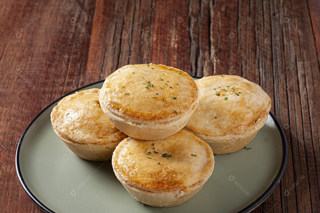 Aperitivo típico da culinária brasileira chamado Empada de Camarão JPG