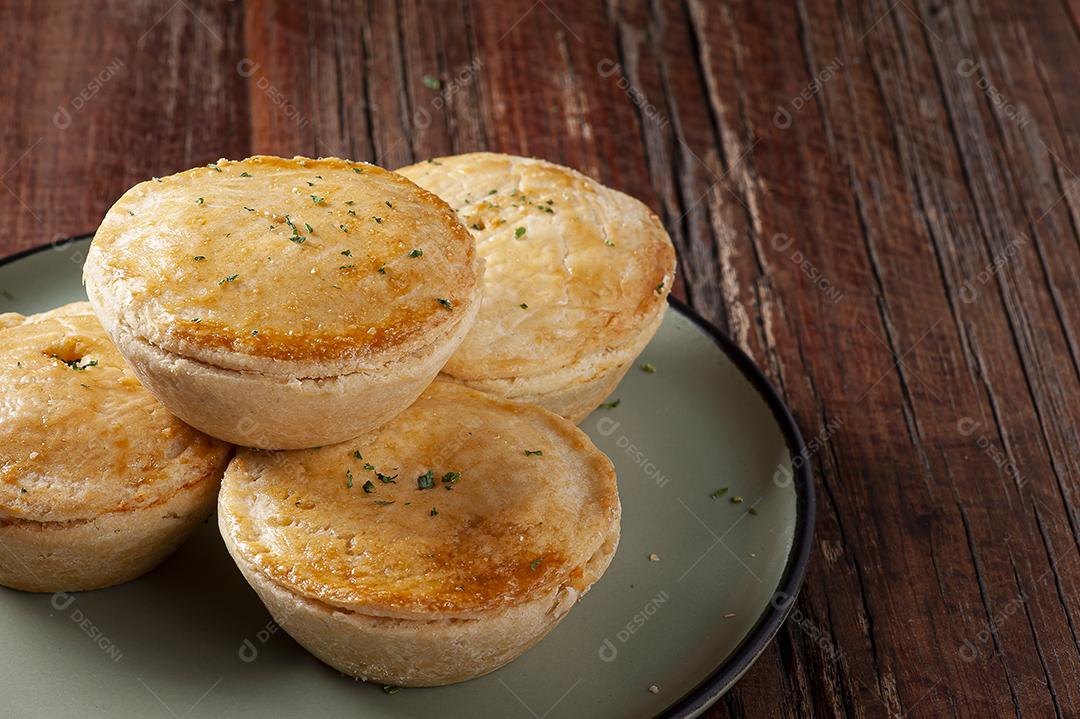 Aperitivo típico da culinária brasileira chamado Empada de Camarão JPG