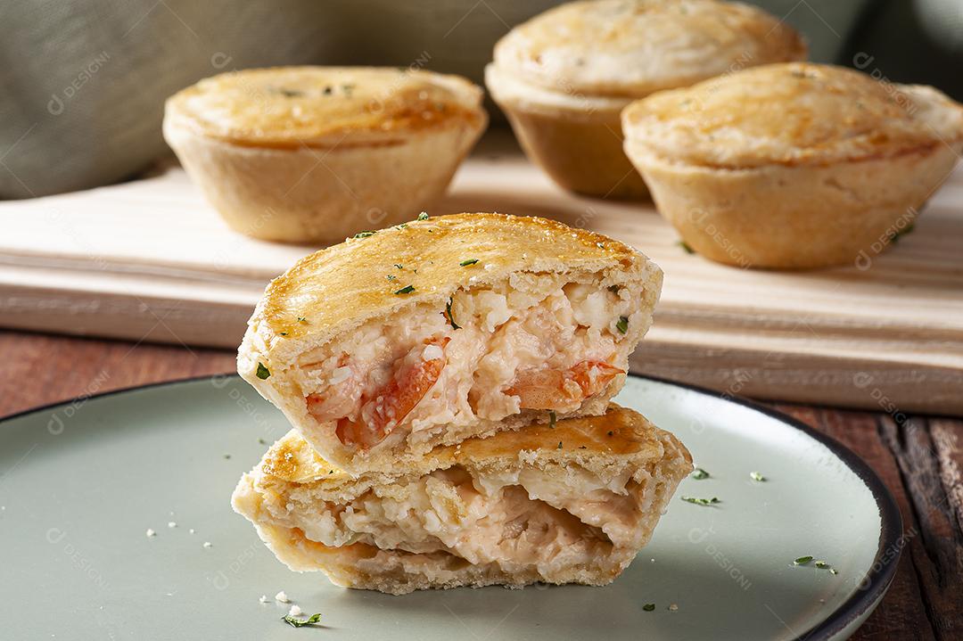 Aperitivo típico da culinária brasileira chamado Empada de Camarão JPG