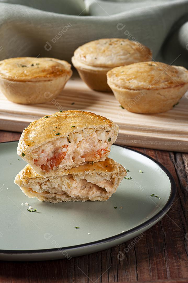 Aperitivo típico da culinária brasileira chamado Empada de Camarão JPG