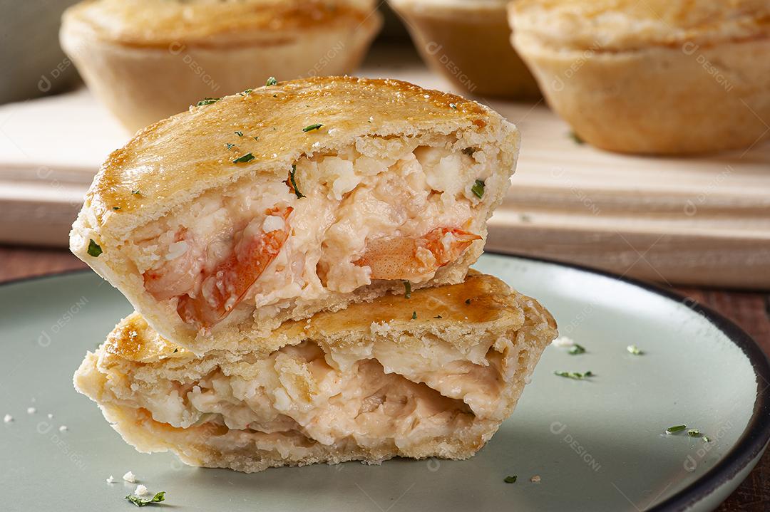 Aperitivo típico da culinária brasileira chamado Empada de Camarão JPG