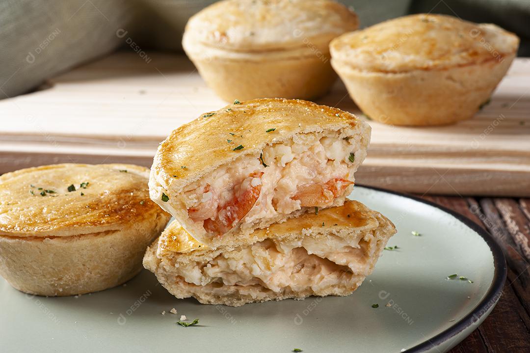 Aperitivo típico da culinária brasileira chamado Empada de Camarão JPG