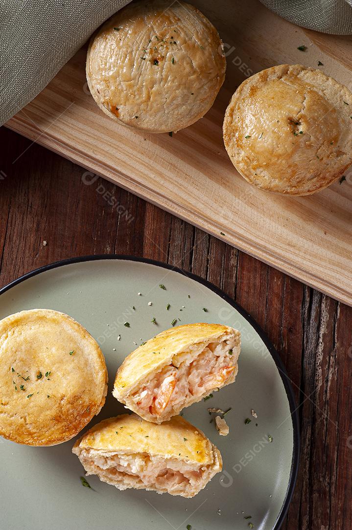 Aperitivo típico da culinária brasileira chamado Empada de Camarão JPG