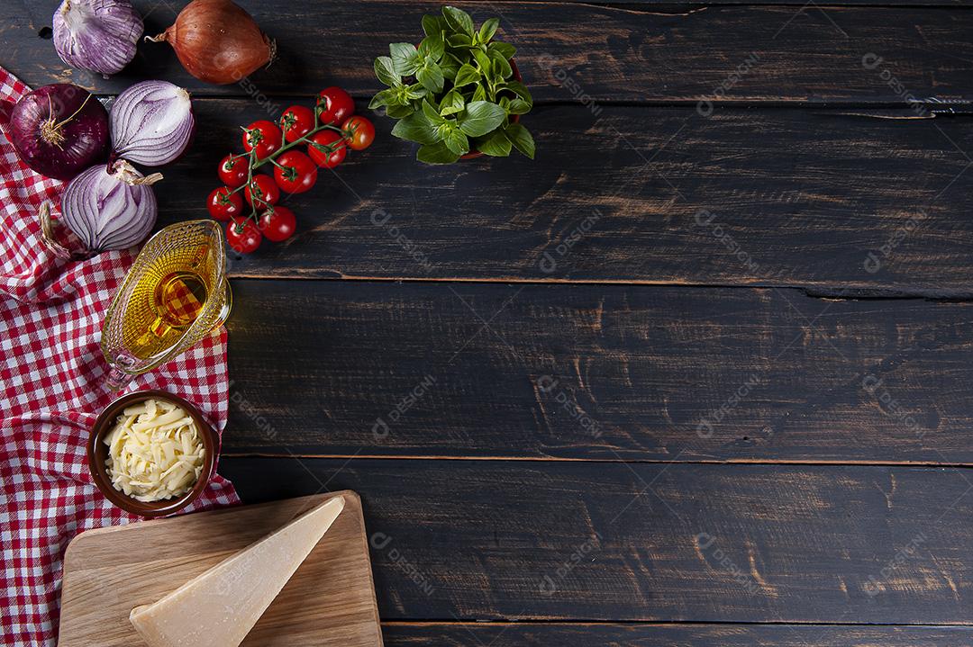 Madeira com ingredientes para pizza. Imagem JPG