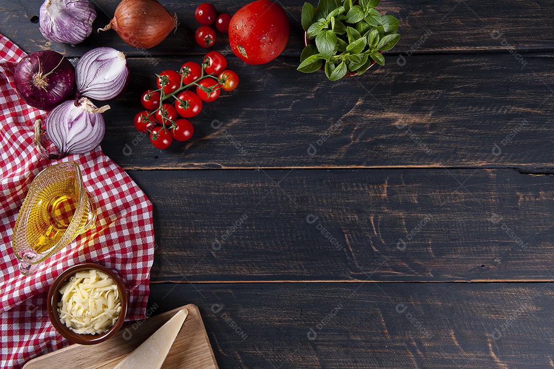 Madeira com ingredientes para pizza. Imagem JPG