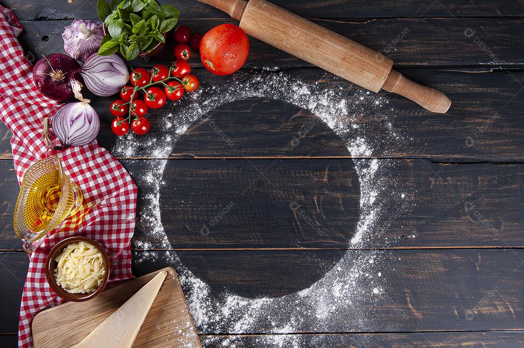 Madeira com ingredientes para pizza. Imagem JPG