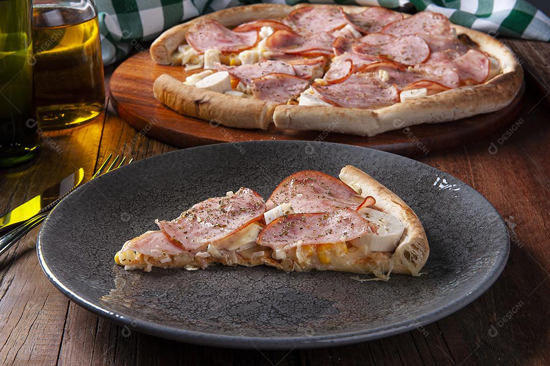 Um Pedaço de Pizza de lombo no estilo brasileiro com mussarela, corações de palmeira JPG